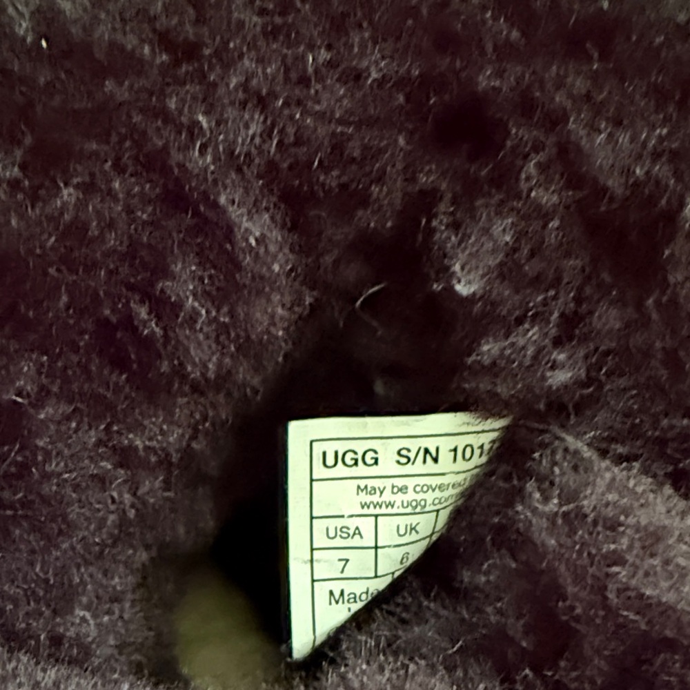Rarely Worn Kid’s UGG Boots 🤍 - Picture 8 of 9
